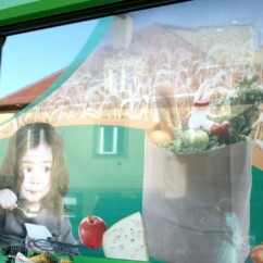 reklama witryny oklejanie folią perforowaną