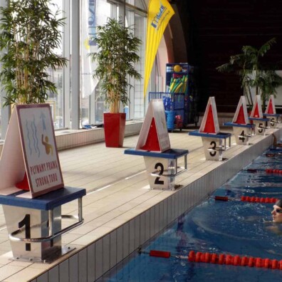 stojaki z grafiką cyfry oznakowanie basenu mosir mińsk