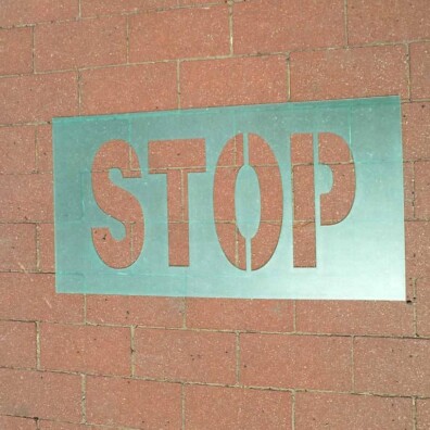 szablon literowy napisu wycięty z tworzywa PET