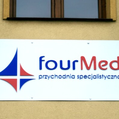 szyld z literami z pleksi