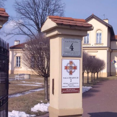 szyldy informacyjne tablice przy wejściu do muzeum 7 PUL Mińsk