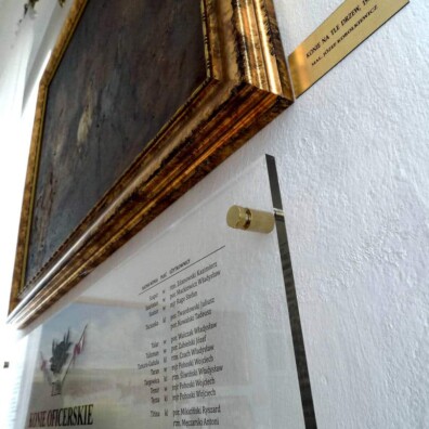 tabliczka i tablica na ścianie w muzem mińsk mazowiecki