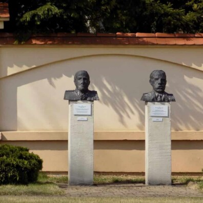 tabliczki informacyjne popiersia w Muzeum 7 PUL