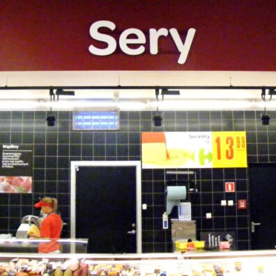 litery przestrzenne na ścianie sklepu