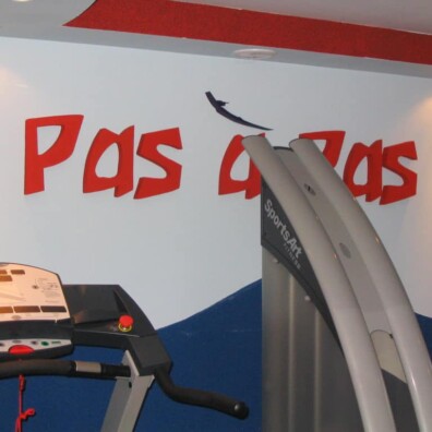 logo przestrzenne ze styroduru na ścianie