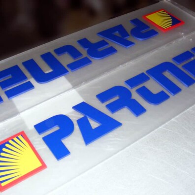 napis przestrzenny na pleksi tablice z logo