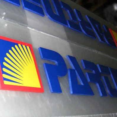 napis przestrzenny z pleksi tablice z logo