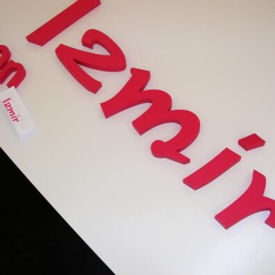 napis wycięty ze styroduru litery pomalowane