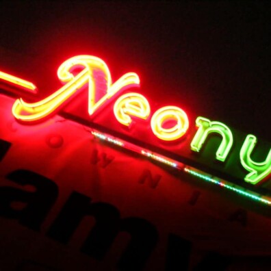 neon napis przestrzenny na szyldzie