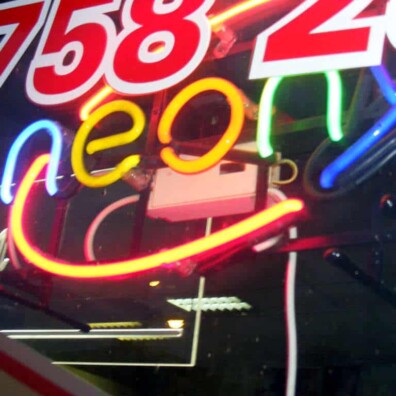 neon napis przestrzenny w witrynie