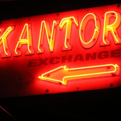 neon napis przestrzenny z literami 3D na wysięgniku