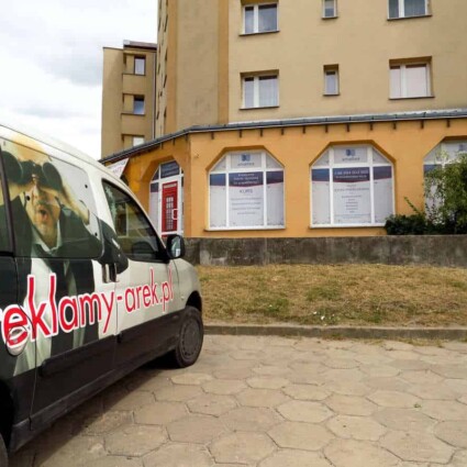Reklama na szyby witryny lokalu użytkowego w budynku FB