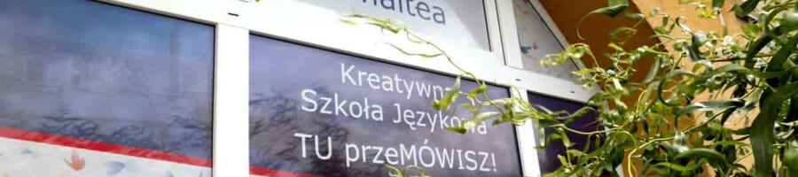 Reklama na szyby witryny lokalu użytkowego w budynku