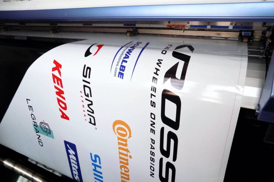 druk nakleejki z folii samochodowej do oklejania auta