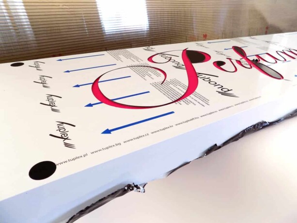 kaseton reklamowy lightbox z dibondu zabezpieczony folią
