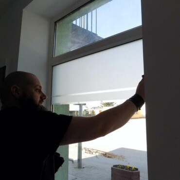 naklejenie folii mrożonej z wzorem na okna lokalu firmowego