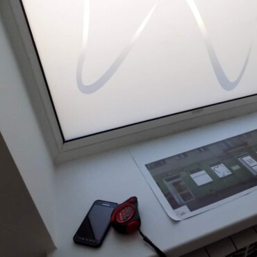 naklejenie folii szronionej z wzorem na okna lokalu firmowego