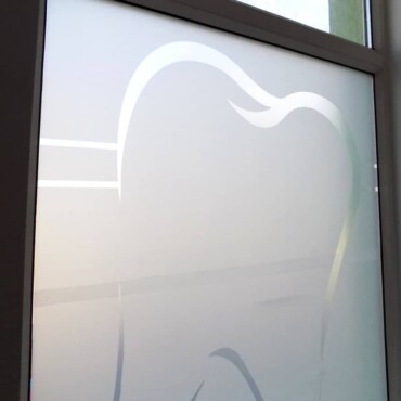 naklejenie folii szronionej z wzorem wyciętym ploterem