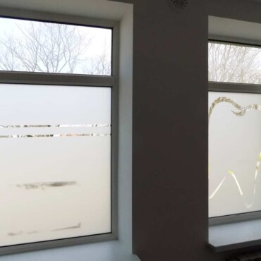 naklejenie na okna folii szronionej z wzorem