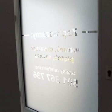 napis wycięty w folii szronionej naklejony na szybę drzwi