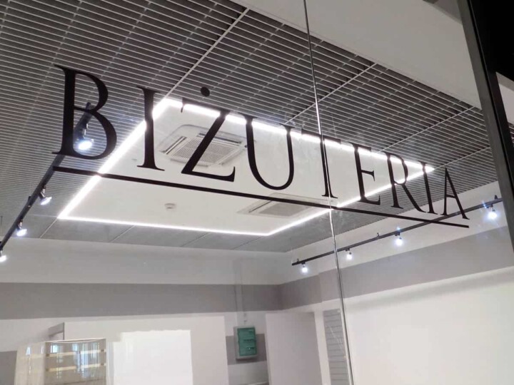 napis z folii samoprzylepnej na szyby witryny