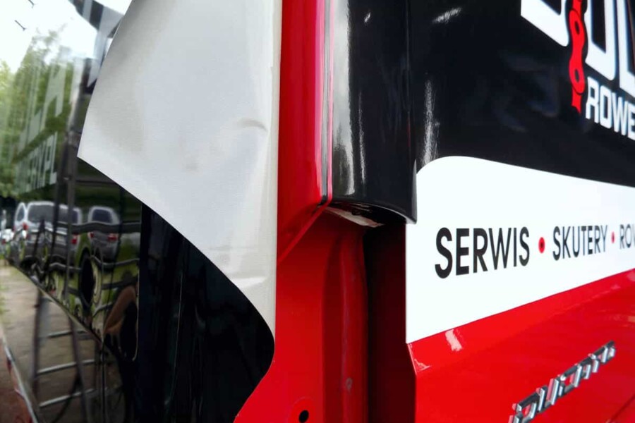 oklejanie samochodu folią samoprzylepną widok z bliska