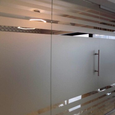oklejenie szklanej ścianki działowej drzwi szklanych