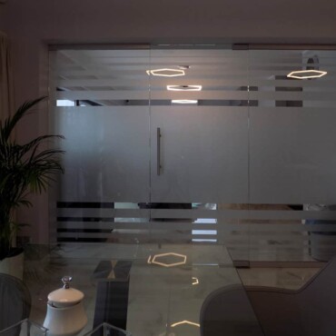 oklejenie szklanej ścianki działowej i drzwi szklanych