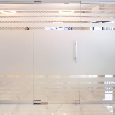 oklejenie szyb ścianki przeszklenia w biurze