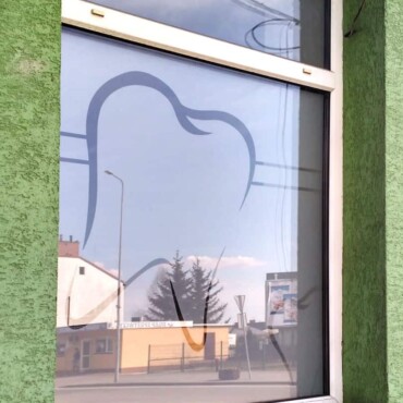 oklejenie szyby folia szroniona z wyciętym wzorem