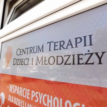 oklejenie szyby folią dziurkowaną perforowaną z nadrukiem