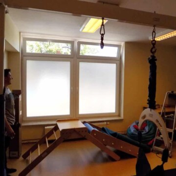 oklejenie szyby folią szronioną pod folię dziurkowaną 2