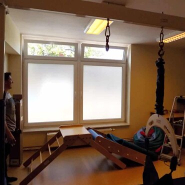 oklejenie szyby folią szronioną pod folię dziurkowaną 2