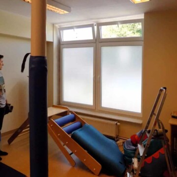 oklejenie szyby folią szronioną pod folię dziurkowaną