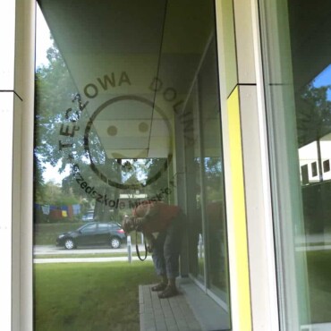 oklejenie szyby folią szronioną z wyciętym napisem 2
