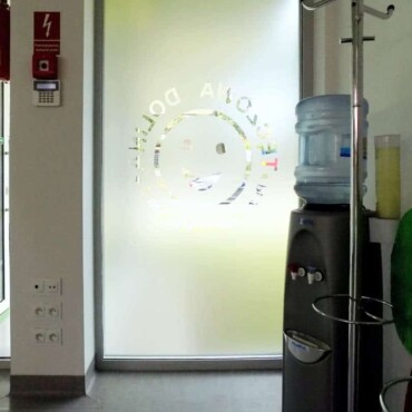 oklejenie szyby folią szronioną z wyciętym napisem