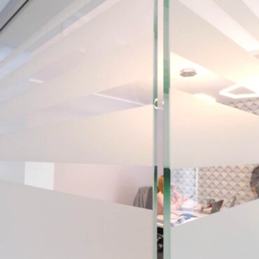 oklejenie szyby ścianki działowej drzwi szklanych