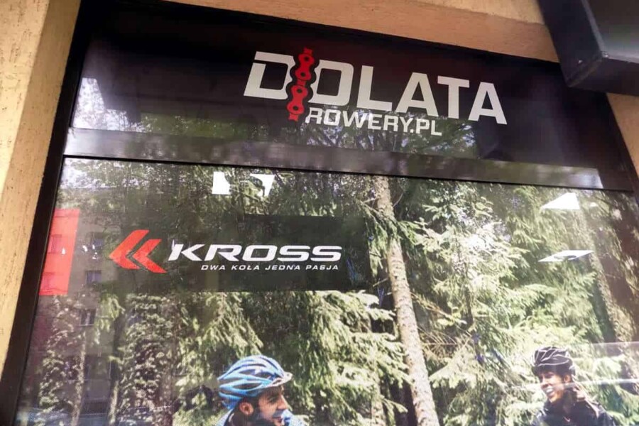 reklama na witrynę z folii dziurkowanej