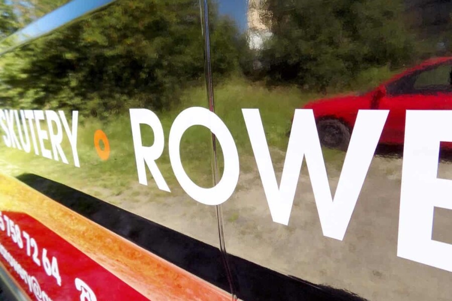 samochód oklejony folią samoprzylepną z laminatem