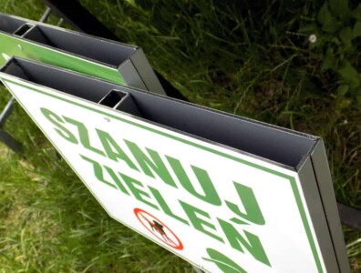 Dibond zamiast blachy - tabliczka dwustronna z zagiętego Dibondu na nodze