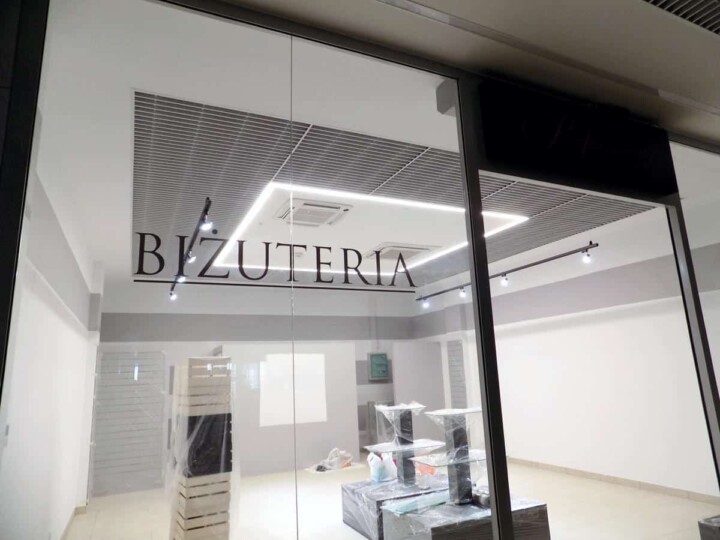 witryna napis z folii samoprzylepnej na szybę