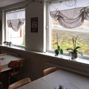 okna od wewntrz w bistro cafe hreyfill w reykjaviku
