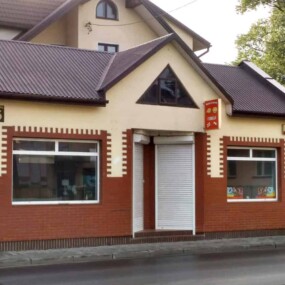 widok pustej witryny budynku piekarni gruzinka w mińsku mazowieckim