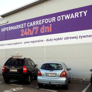 baner na budynek supermarketu carrefour Mińsk