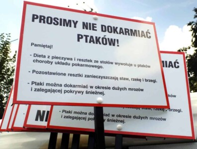informacyjne znaki z dibondu na słupku stalowym nie dokarmiać