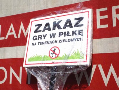 informacyjne znaki z dibondu na słupku stalowym