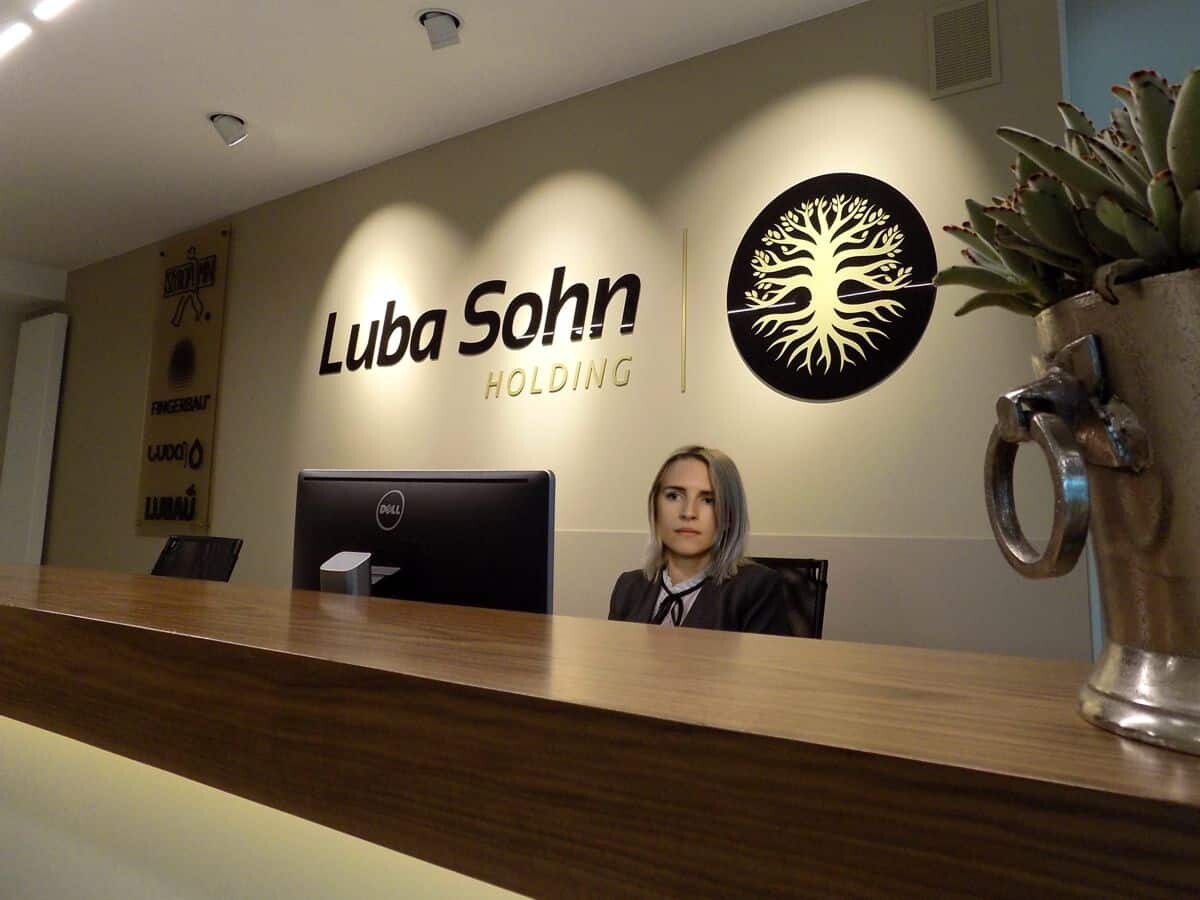 logo przestrzenne na ścianie w budynku firmy luba