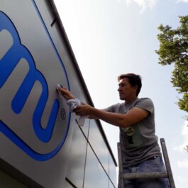 montaż kasetonu reklamowego na ścianie budynku