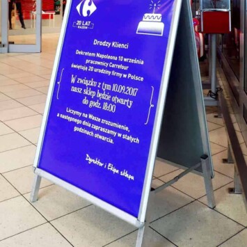 potykacz owz z plakatem okolicznościowym carrefour mińsk stojadła