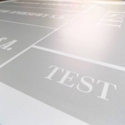 Test naklejanie naklejki samoprzylepnej z folii mrożonej